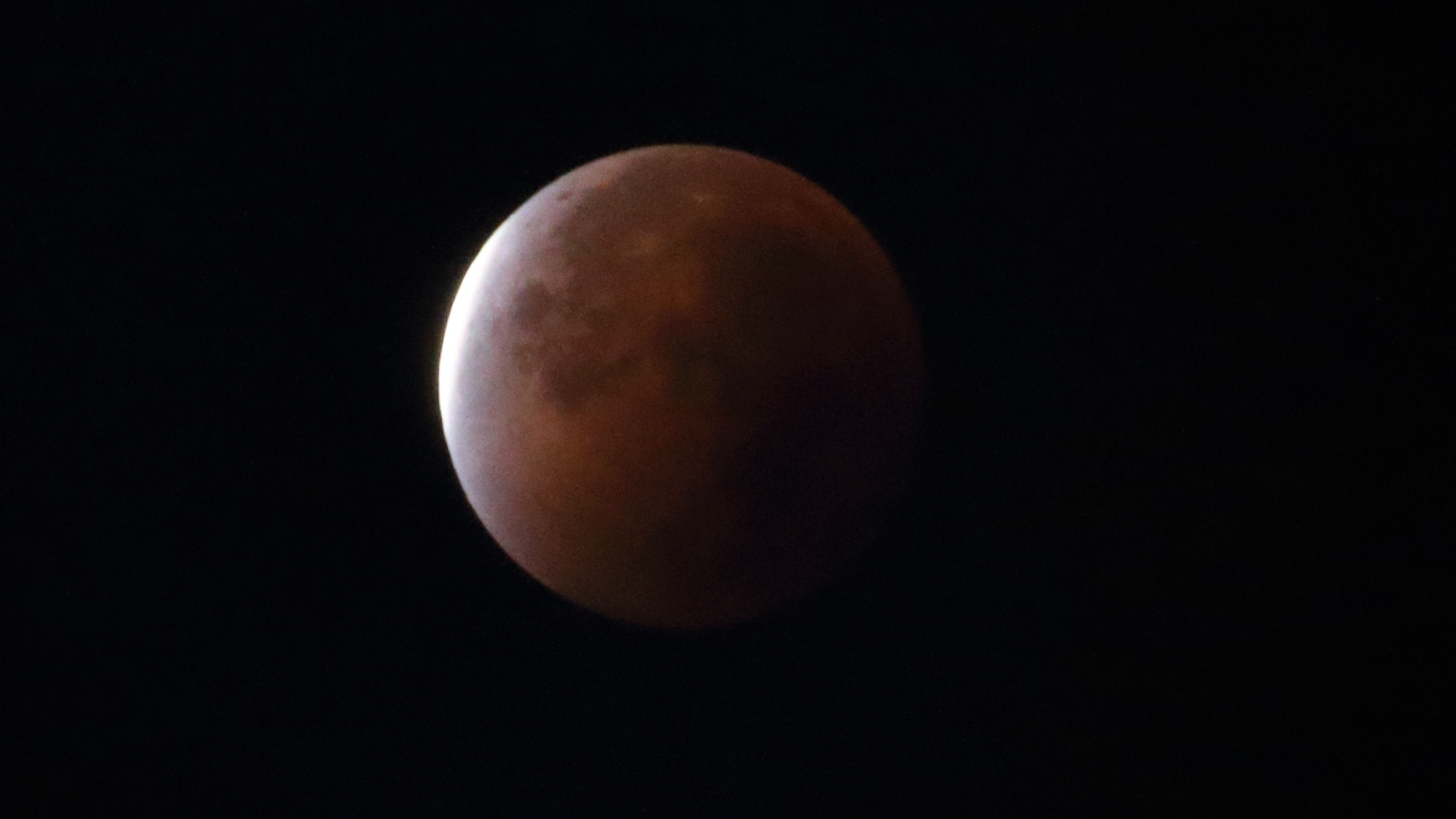Mondfinsternis vom 28. September 2015, kurz nach Ende der totalen Finsternis (eigenes Foto)